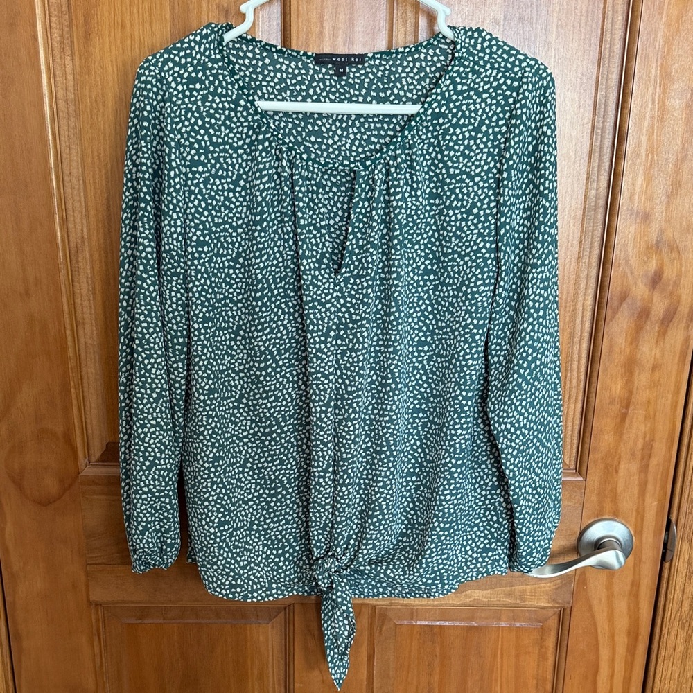 West Kei women’s size Medium Green Printed Tie-Hem Blouse